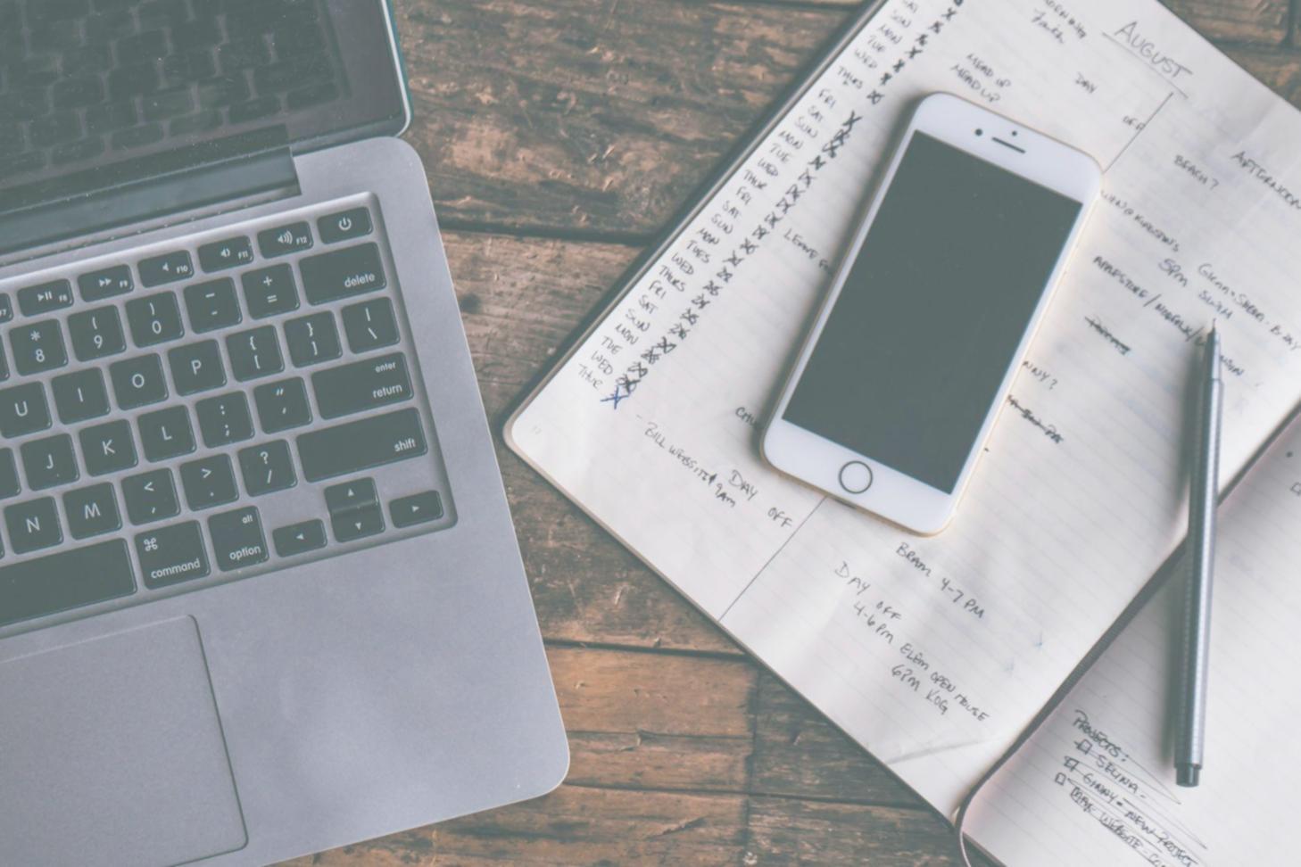 Atelier pratique avec un expert financier et un groupe d'étudiants
